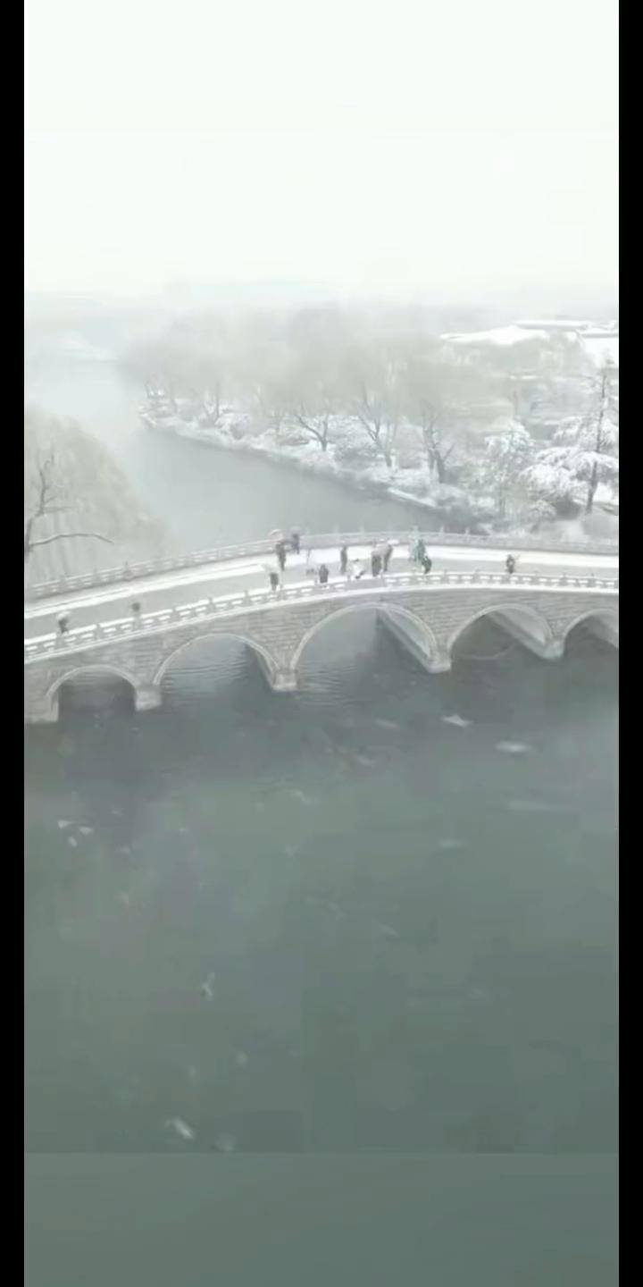 雪旅给飞。
飘落在你我身边，这画面美得让人忘记时间。大雪纷飞的冬天，你在我身边，