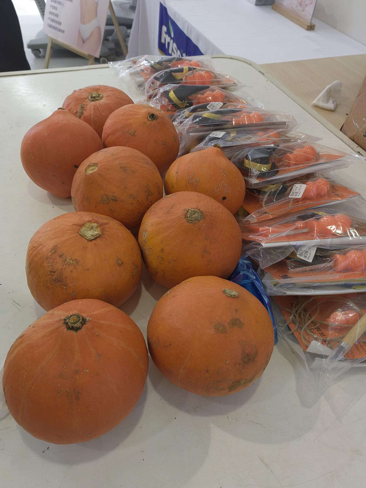 今天，带孩子去参加制作南瓜灯的活动，成品忘拍照片了。