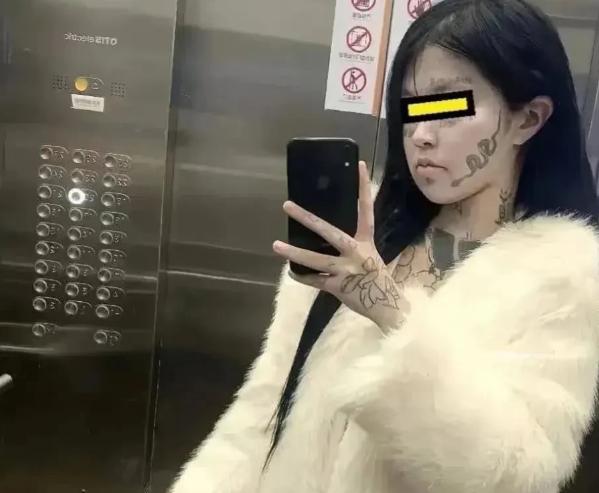 女孩年少不懂事，觉得纹身有个性，把自己纹得满身都是！而现在找工作屡屡碰壁，感觉自