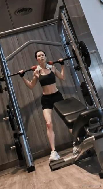 59 岁还能有如此身材，李若彤简直是逆生长的典范！14 日，她在社交平台更新健身