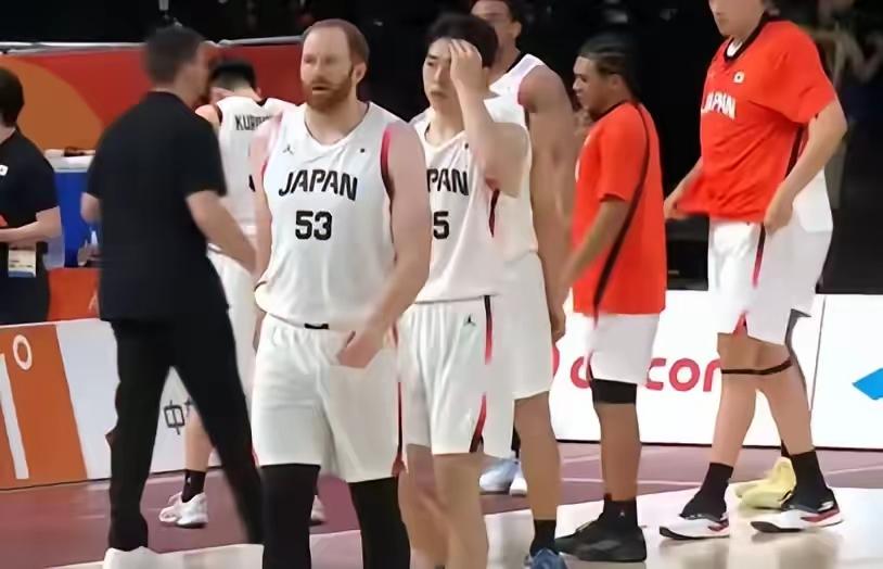 918之夜，中国队被打爆，实在看不下去了，第三节已经落后32分。
关上电视，不去