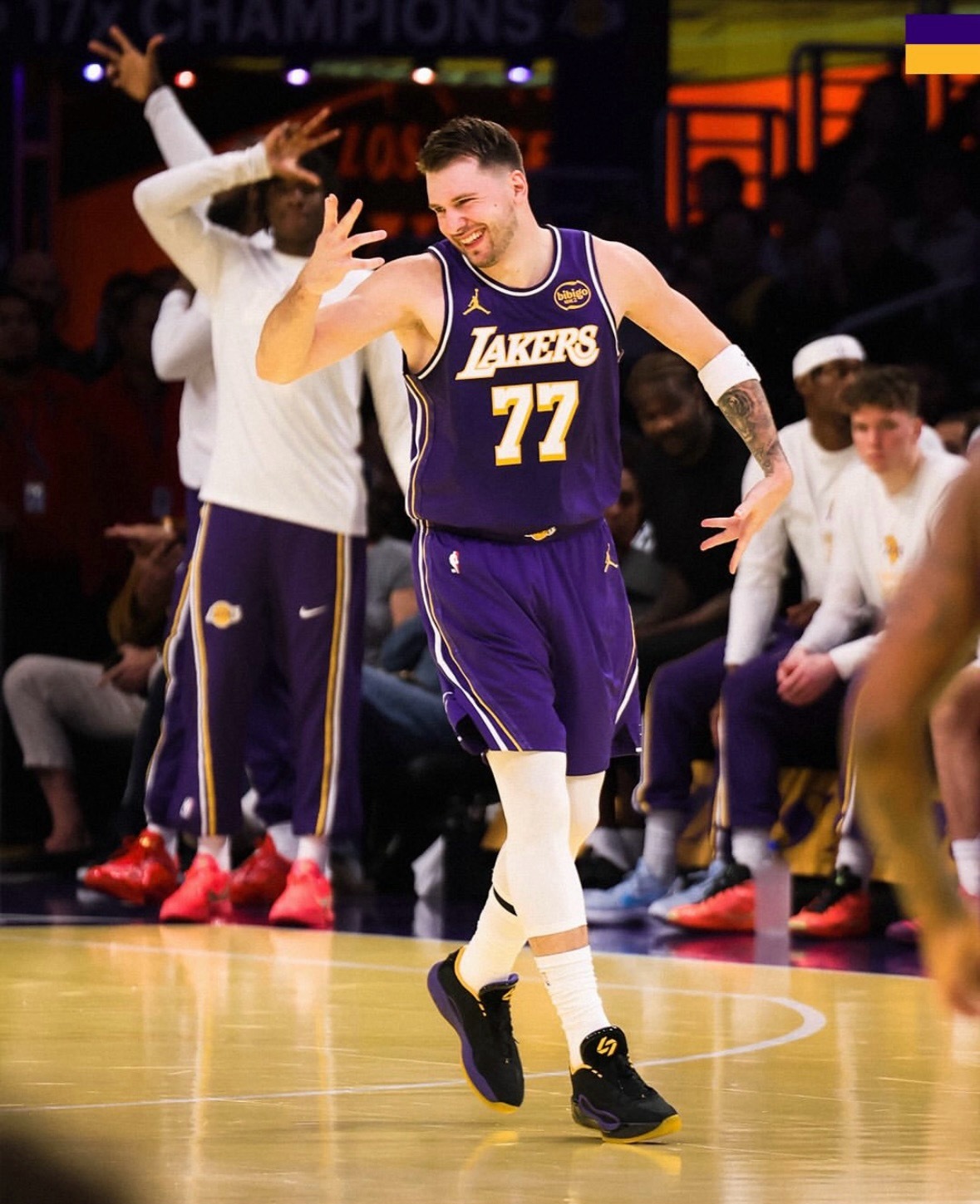 洛杉矶湖人 东契奇半场32分3板6助攻3失误，三分10投6中。你们觉得如何，本评