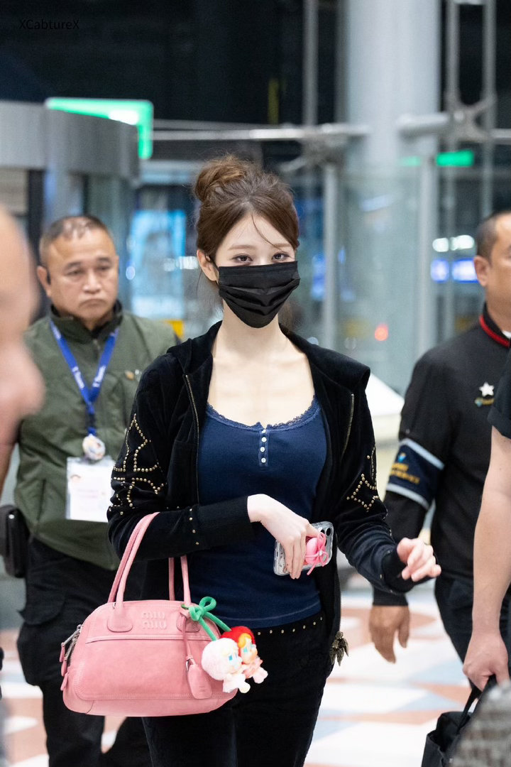 感觉宝宝是从泰国回首尔落地之后去吃的妆造+包包都一样对比了一下餐厅环境 我觉得有
