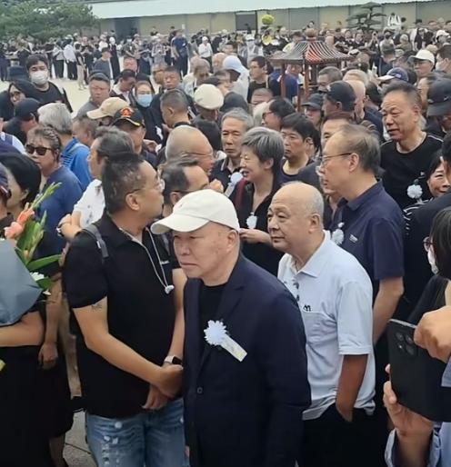 唐师曾追悼会正式举行！悼念人群的细节让人泪目，书法家吴欢不远千里从香港赶赴北京悼