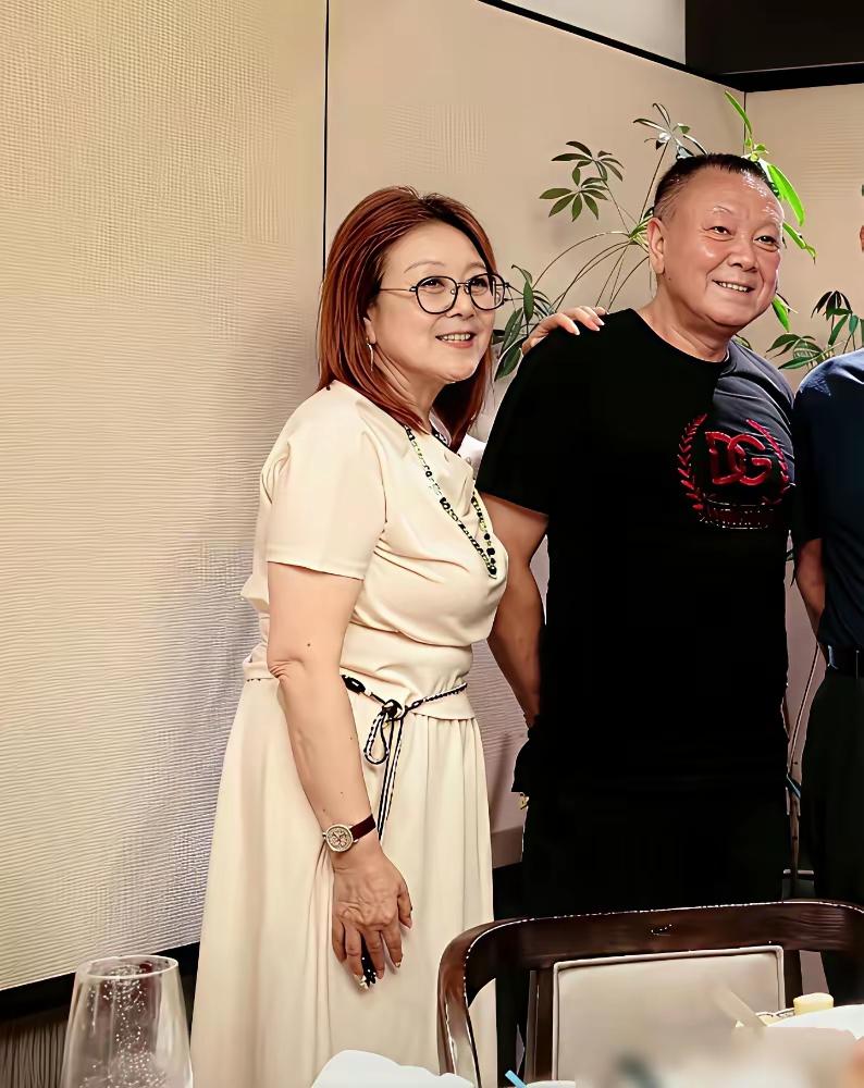 女婿张艺谋74岁了，还在事业上来回奔波。事业风生水起，票房大火，冲淡了满脸沧桑。