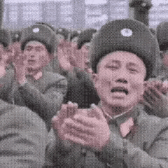 一看就知道这是朝鲜，我们前三十年也有类似的激动，但我们非常坚强不会哭！