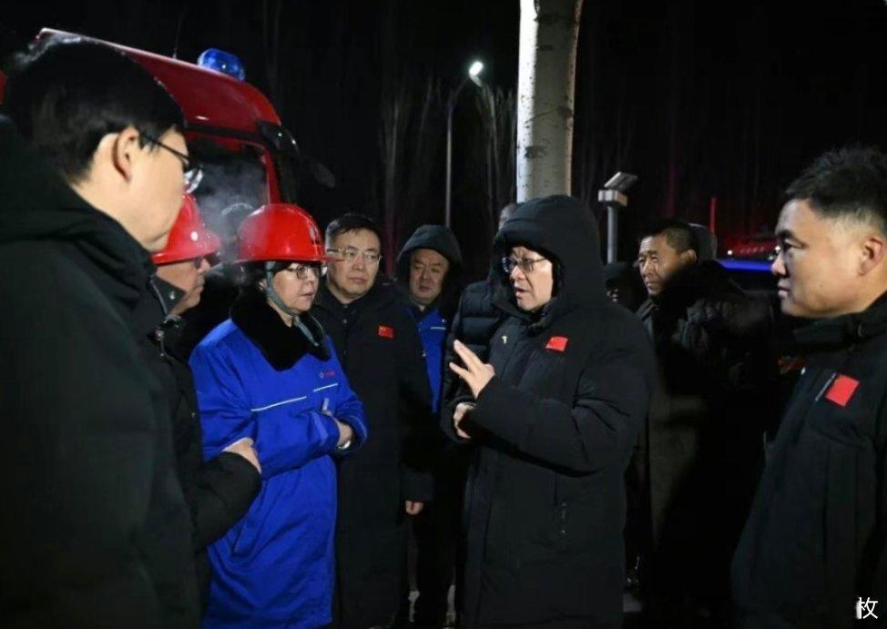 1月18日，包钢板材厂发生爆炸事故后，内蒙古自治区党委书记、人大常委会主任王伟中