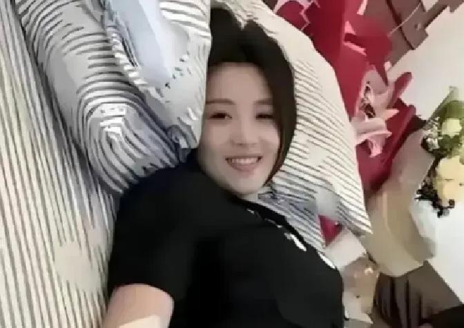 在天津的一个节目现场，一个戴着口罩、有些腼腆的男孩突然扑通一声跪在地上，红着眼眶