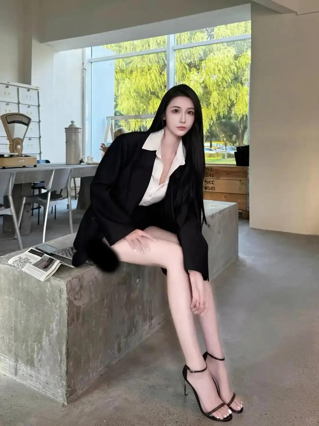 都市女郎的优雅日常，黑色西装搭配白色衬衫的时尚穿搭。