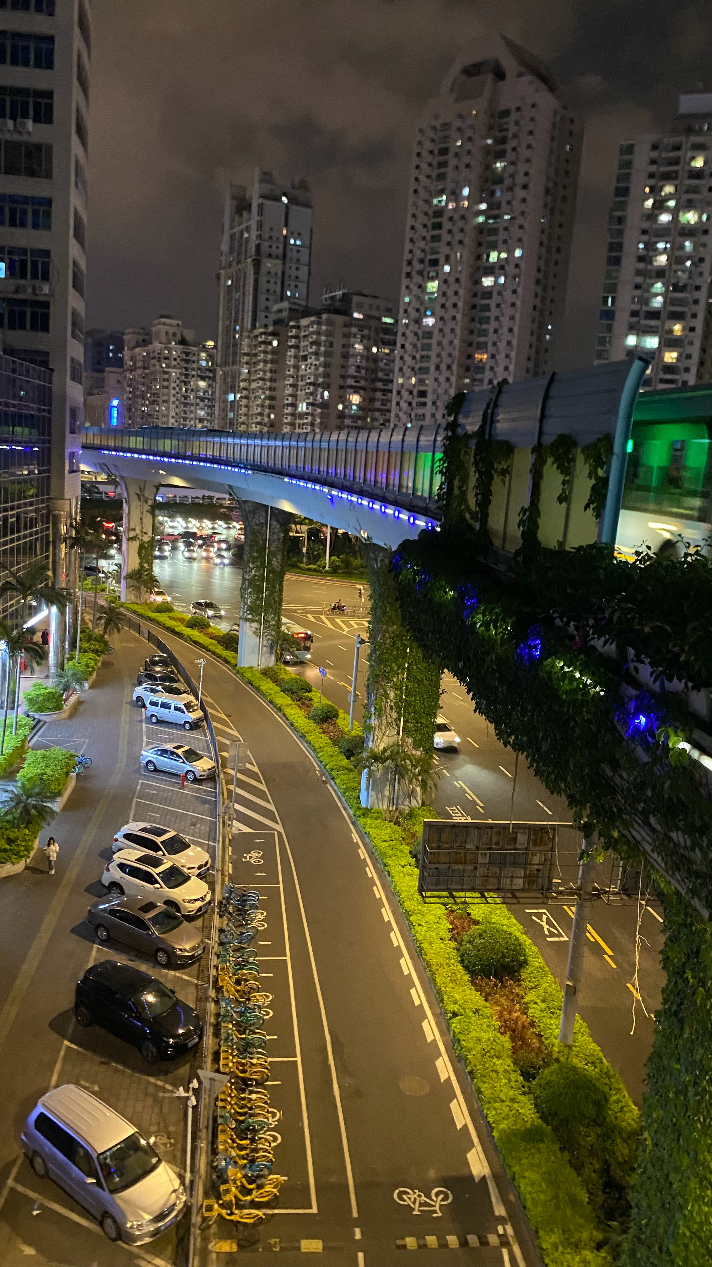 破通勤车坏在路上，去乘坐公交车一站，再乘坐地铁来到五缘湾 ，换乘二号线到到蔡塘，