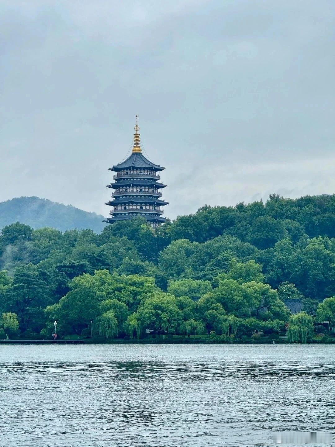 杭州西湖：淡妆浓抹总相宜，领略江南水乡的柔情与诗意画卷[心]“欲把西湖比西子，淡