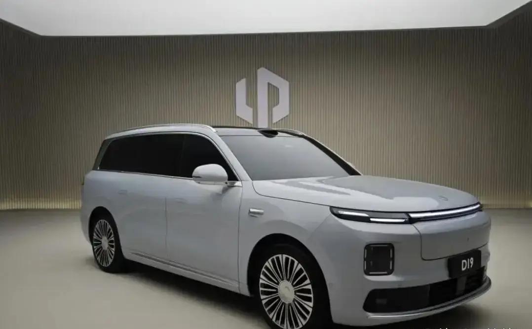 我当时看到这个价格，整个人都傻了。这哪里是卖车?这是在砸场子啊!李斌喊朱江明下手