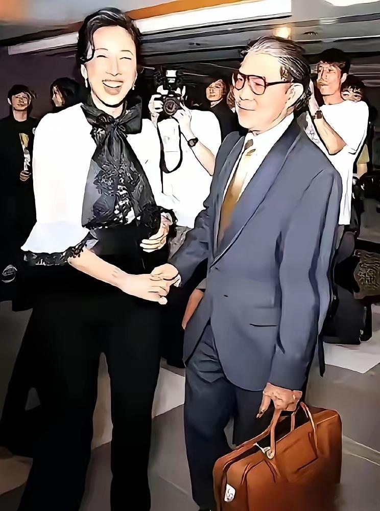 饭局上，76岁的霍震霆看到65岁的前妻朱玲玲，竟主动伸手，笑得比谁都灿烂。 离婚