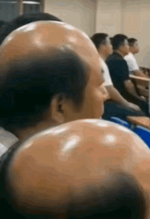 [大笑][捂脸]领导同志辛苦啦，开会也不开灯，为了给老百姓省电！