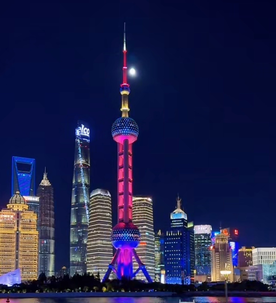我拍了拍月亮 外滩夜景很美！ 
