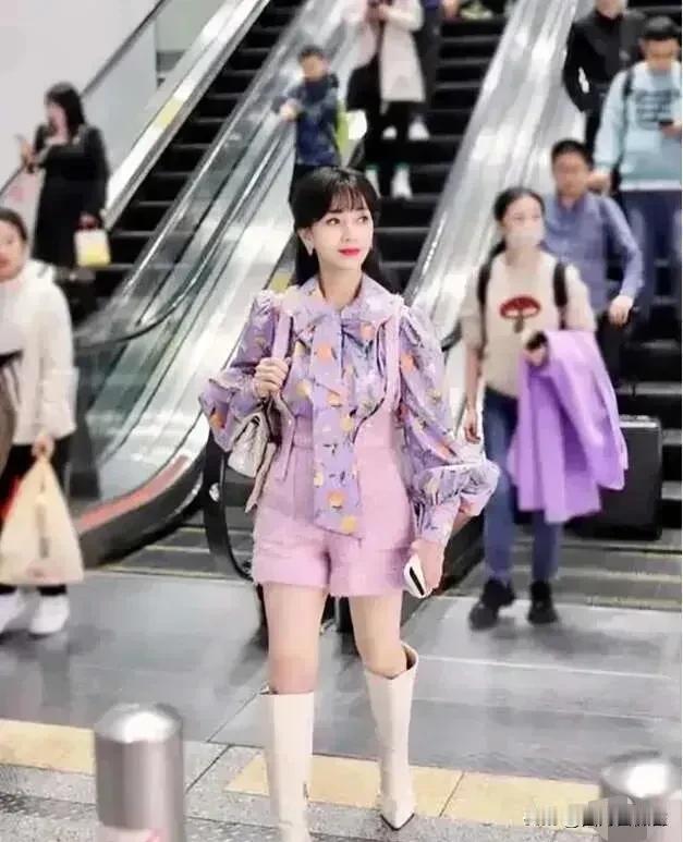 岁月从不败美人，这才是逆生长的天花板！
第一眼，你能相信她已经71岁？敢穿成这样