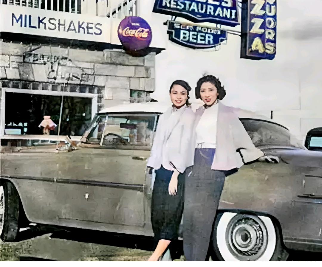 上世纪50年代，美国，张灵甫的遗孀王玉龄，与朋友靠在一辆汽车上留下了这张合影。
