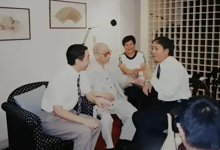 1993年，冯巩与牛群，去拜访张学良的珍贵照片。镜头前的冯巩与牛群两人...