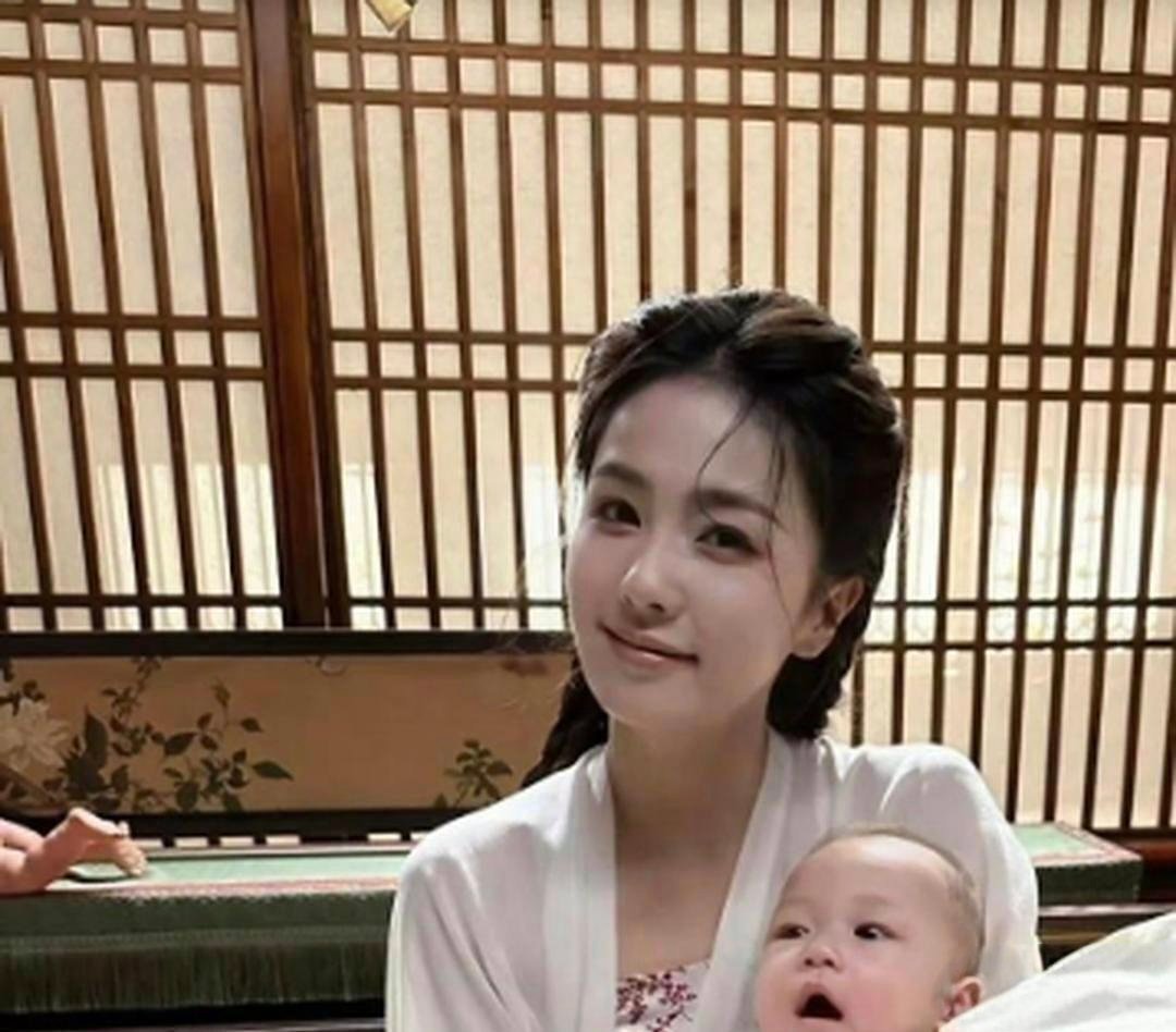 白鹿剧照，生完孩子后的样子真实 