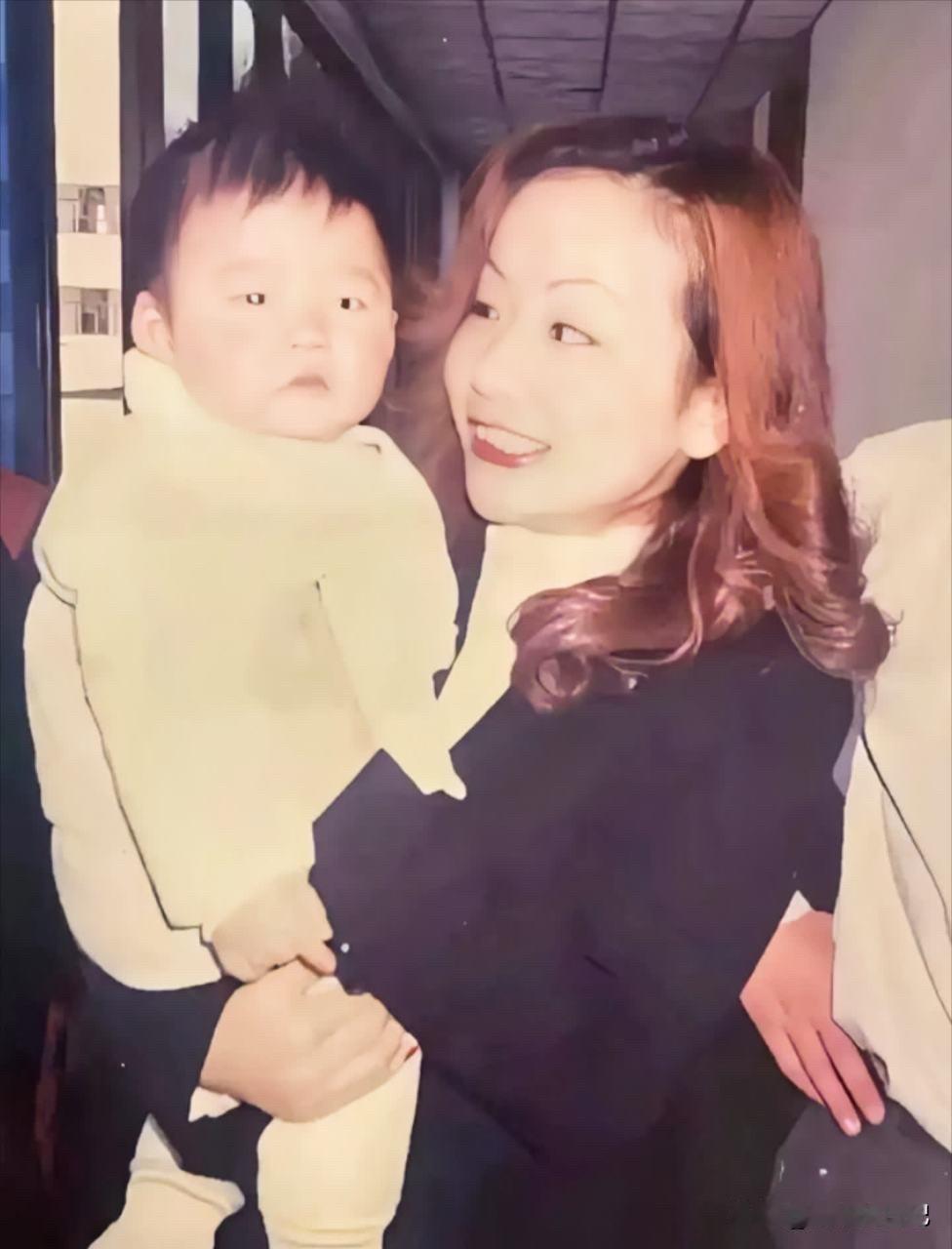 不可否认，黄一鸣妈妈年轻时候还是很漂亮的，起码在她那个年代，她是属于很洋气的，打