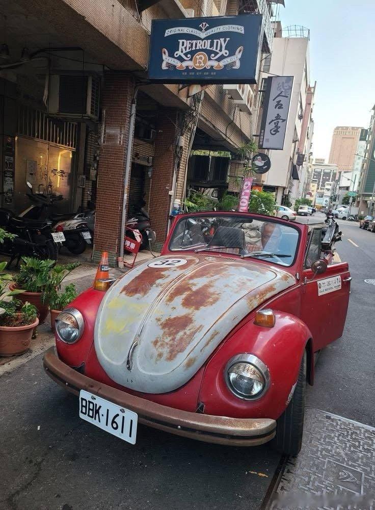 台湾老车貼了銹斑的車膜搭配生鏽保險桿及板件別有一番風味的敞蓬老甲殼蟲[照相机] 