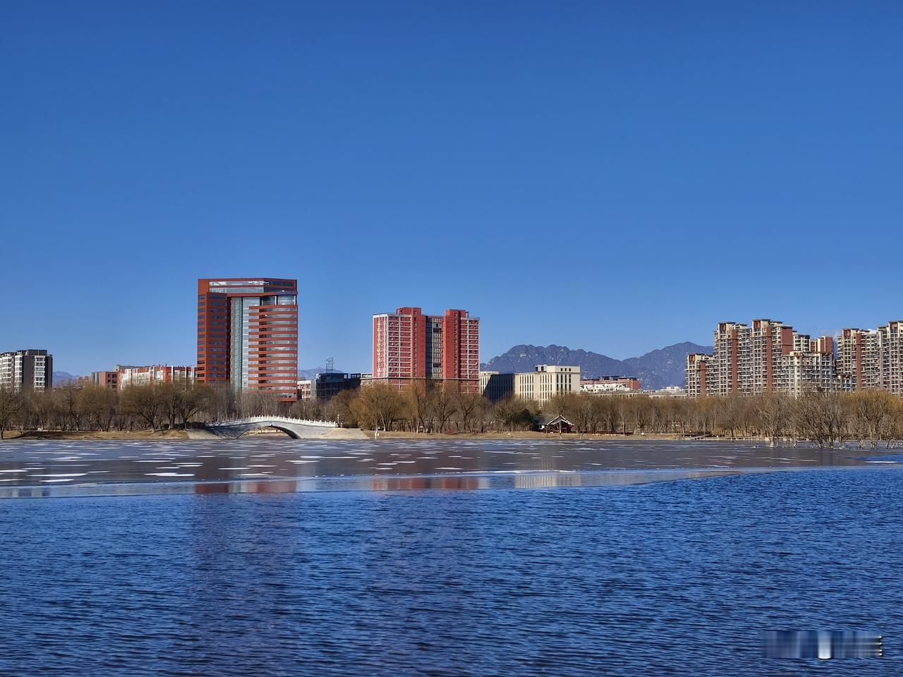 北京天气咋样今天，北京的天空万里无云晴朗，天气非常好！零下五度左右有点冷。