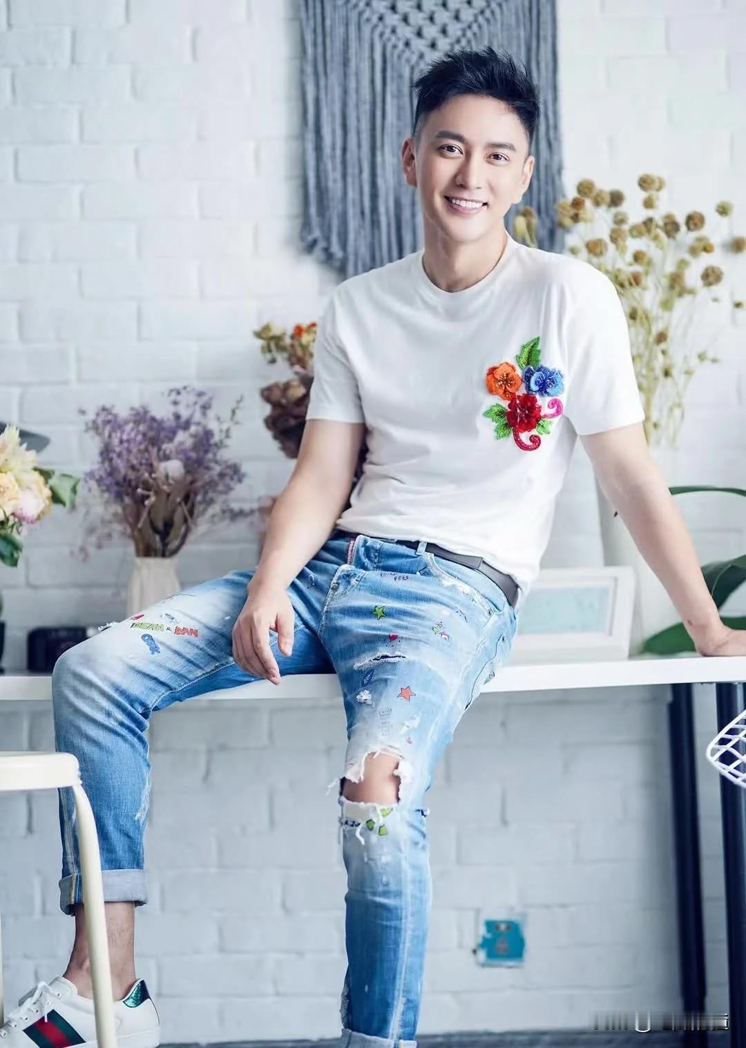 看气质，以为是演员科班毕业，
听声音，又以为是播音科班毕业，
仔细一查才知道，王