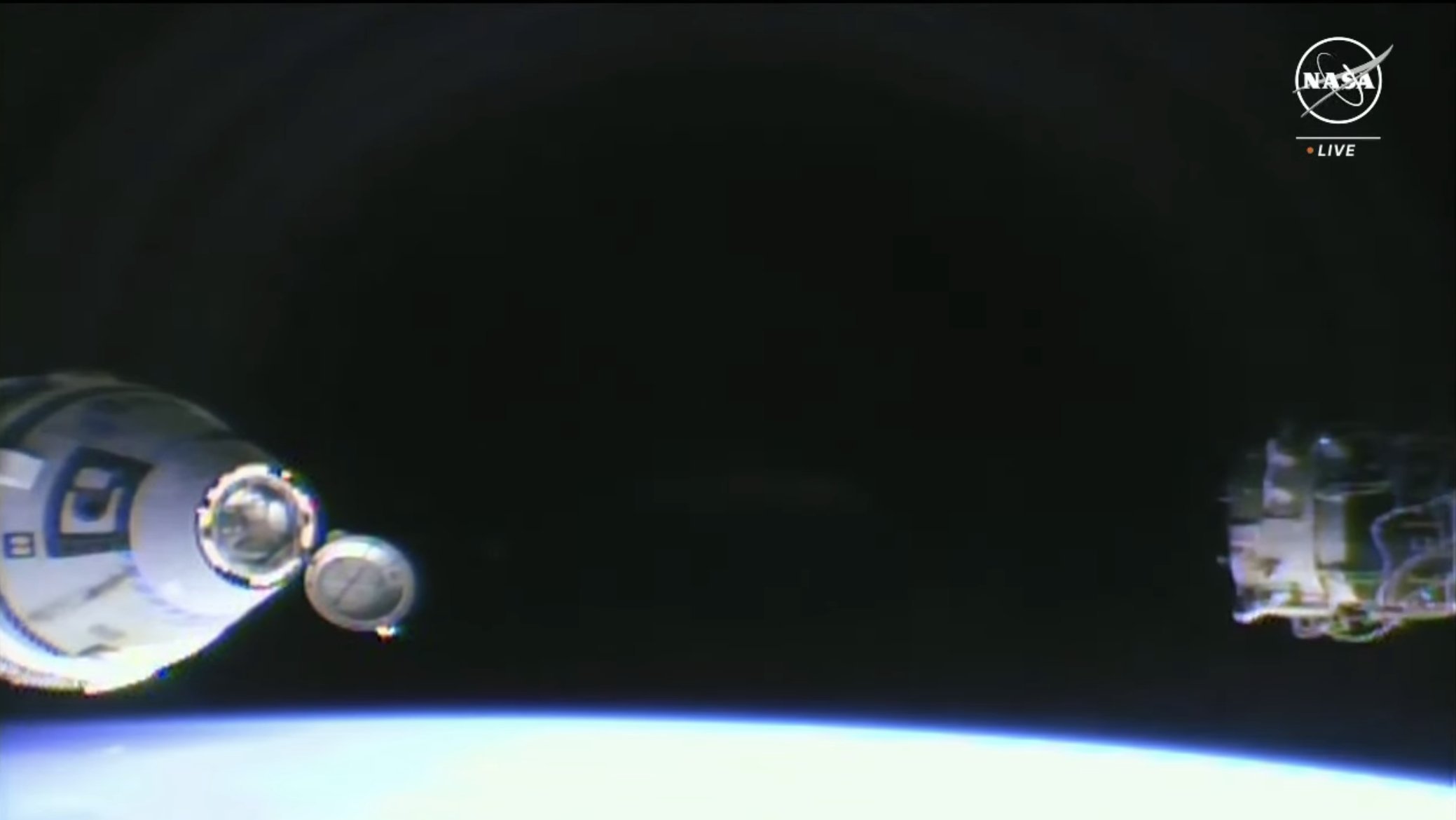 #cst-100 载人飞船# 抵达10米停泊点，1时33分对接国际空间站。 ​​