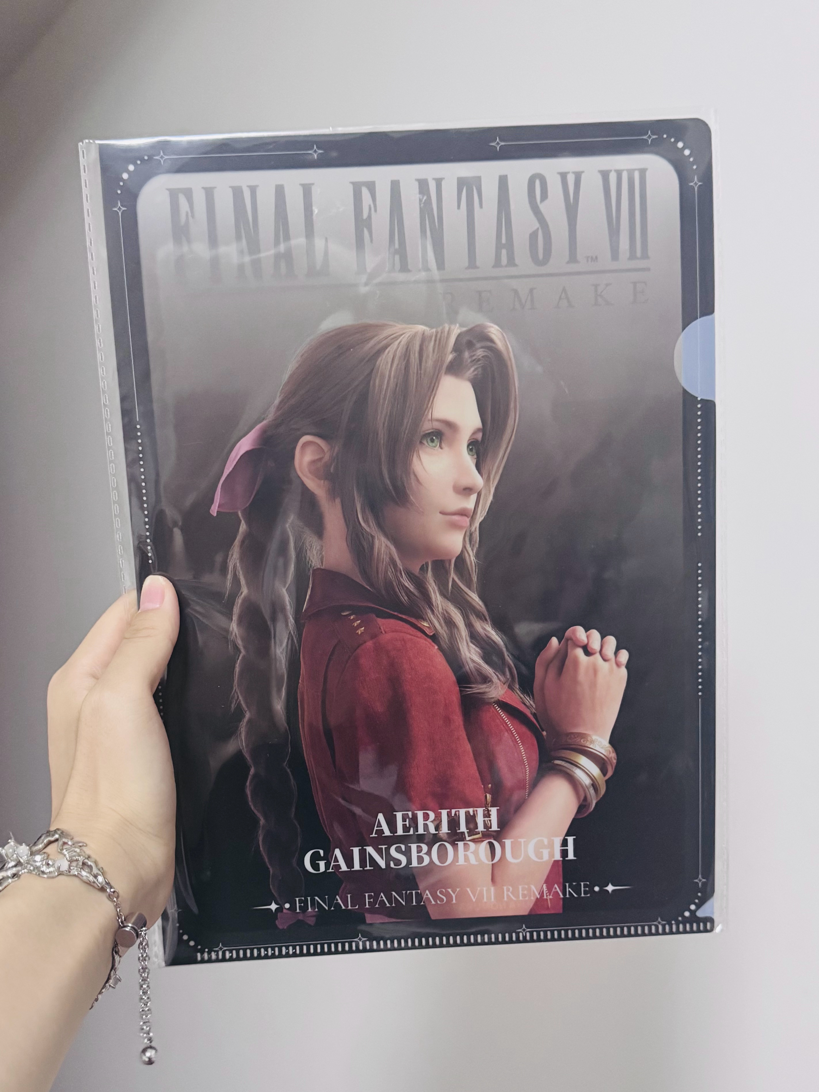 同事疗休养去上海玩，给我带了小礼物，没想到是Aerith！我又原谅这个公司一点点