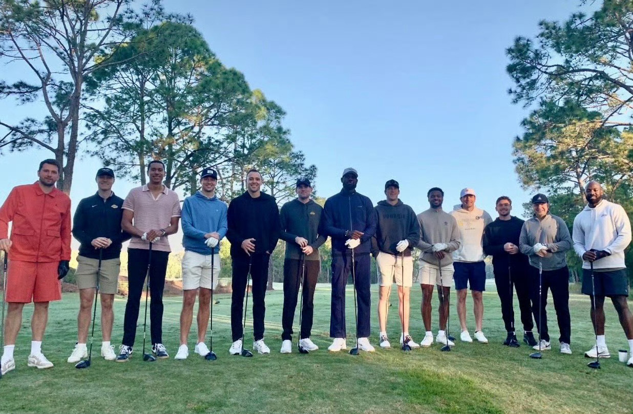 湖人团建了，全队一起打高尔夫🏌🏻♂️湖人全队一起打高尔夫裁判报告认定詹姆斯没
