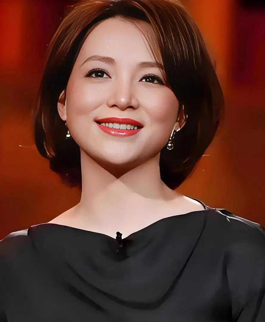 董卿说："嫁人前，以为婆家是归宿，娘家是港湾；受了委屈才明白，嫁出去的女人，像是