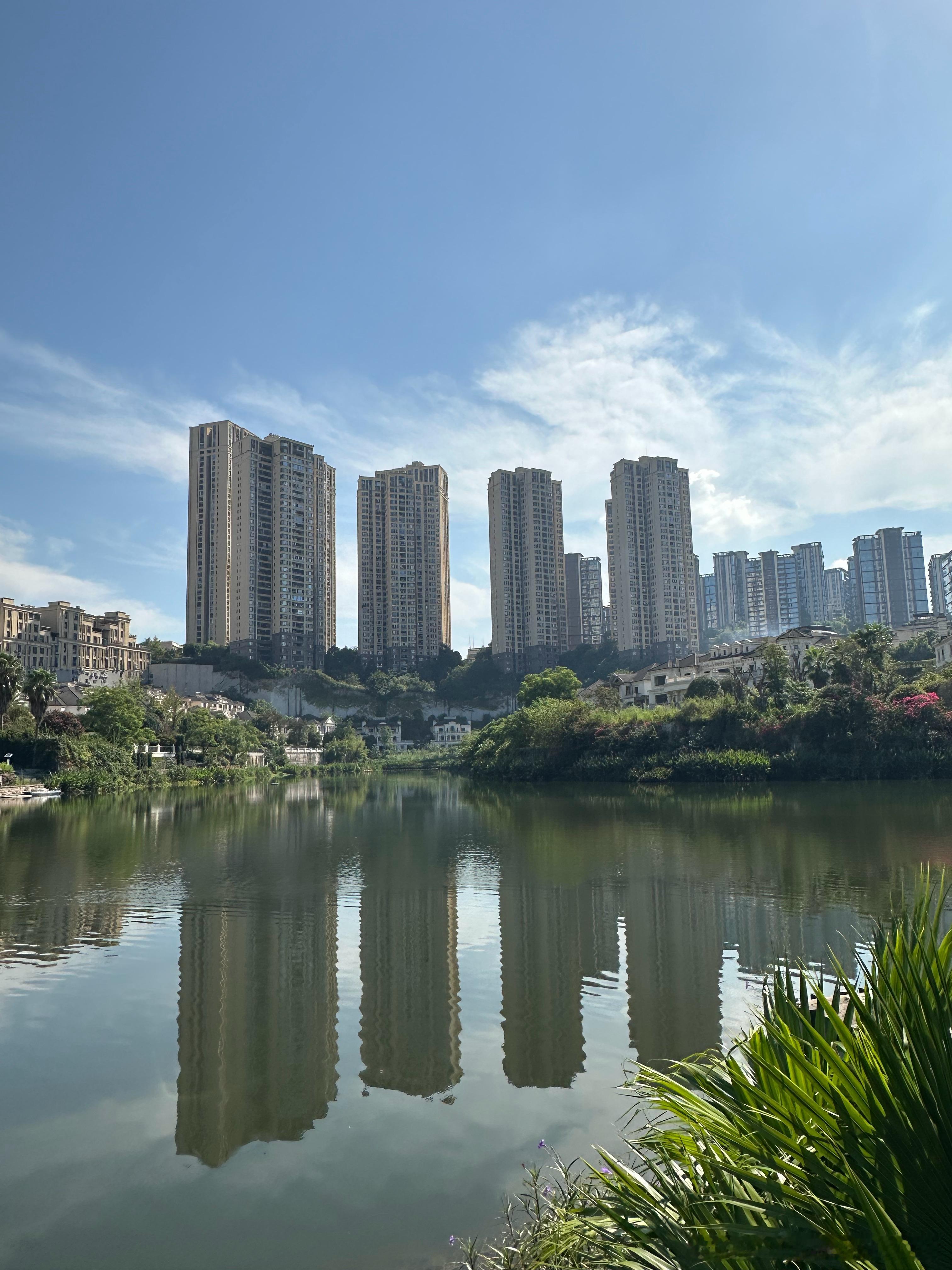 开学 第一天，小区里出来溜达的娃应该都是三岁以下的了，明显少了很多。天高云淡，秋