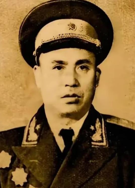 1947年，四野一位师长娶了牺牲战友的遗孀。新婚夜，他没碰新娘，反而对着她提了个