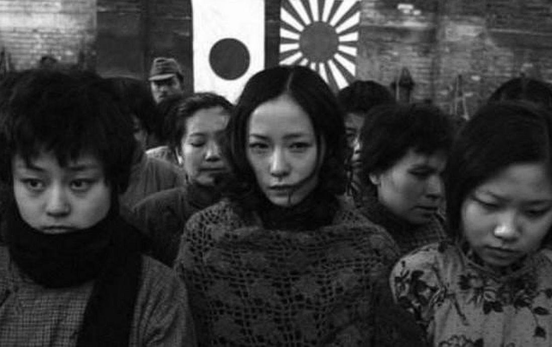 1941年，日本鬼子抓来了20多个年轻的姑娘，在几位姑娘即将被糟蹋时，一名汉奸却
