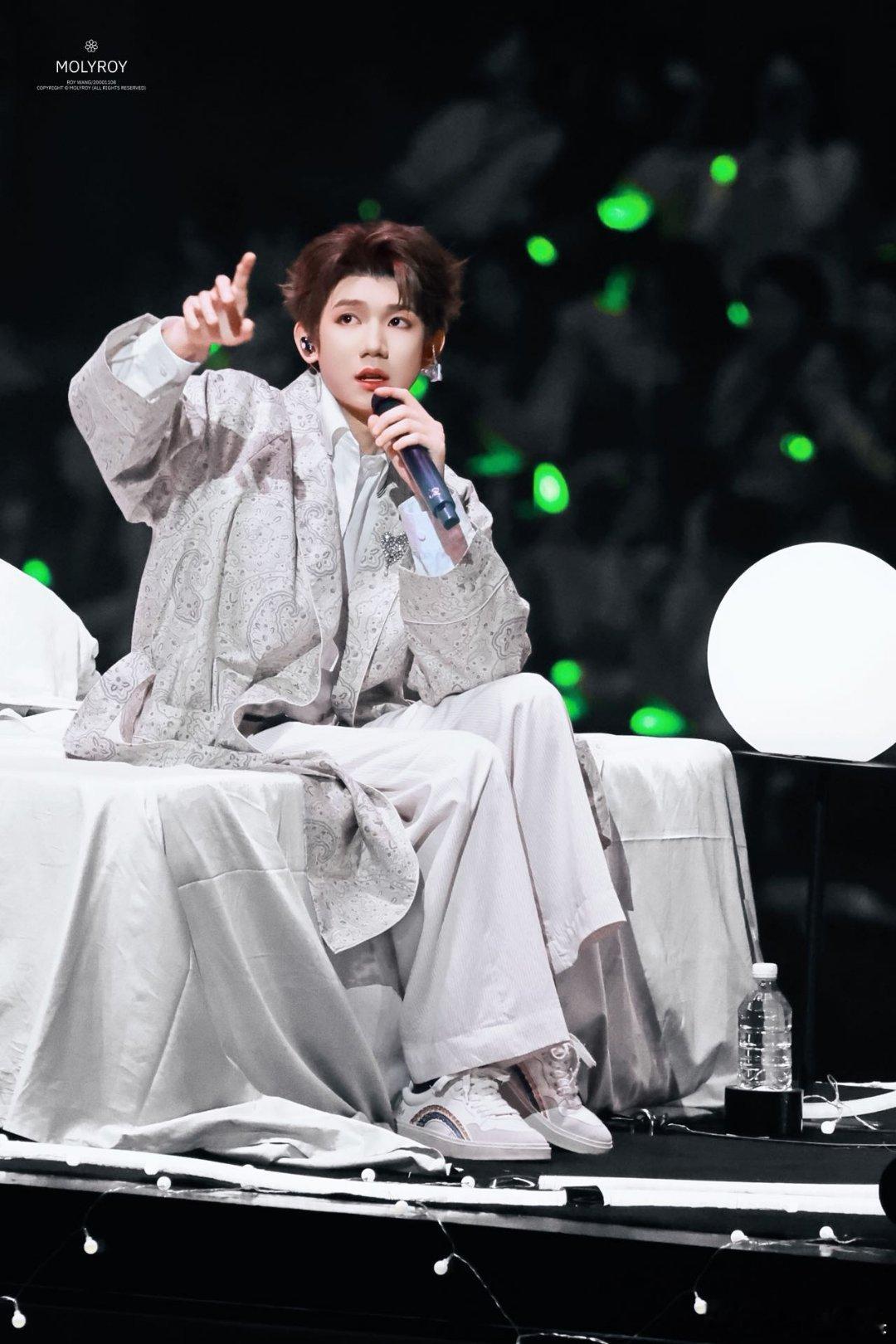 王源把床搬到了客厅悬空床+斜开舞台直接杀疯，坐着唱歌氛围感拉满，真像在他家客厅听