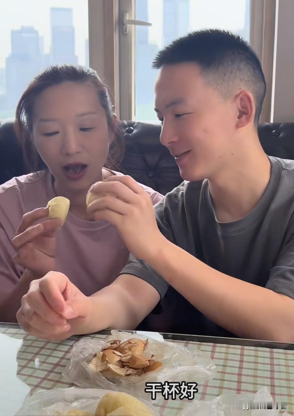 今天中午，谢浩男大妹更新了视频。视频里，谢浩男和他的妈妈还有大妹一起吃早餐。一家