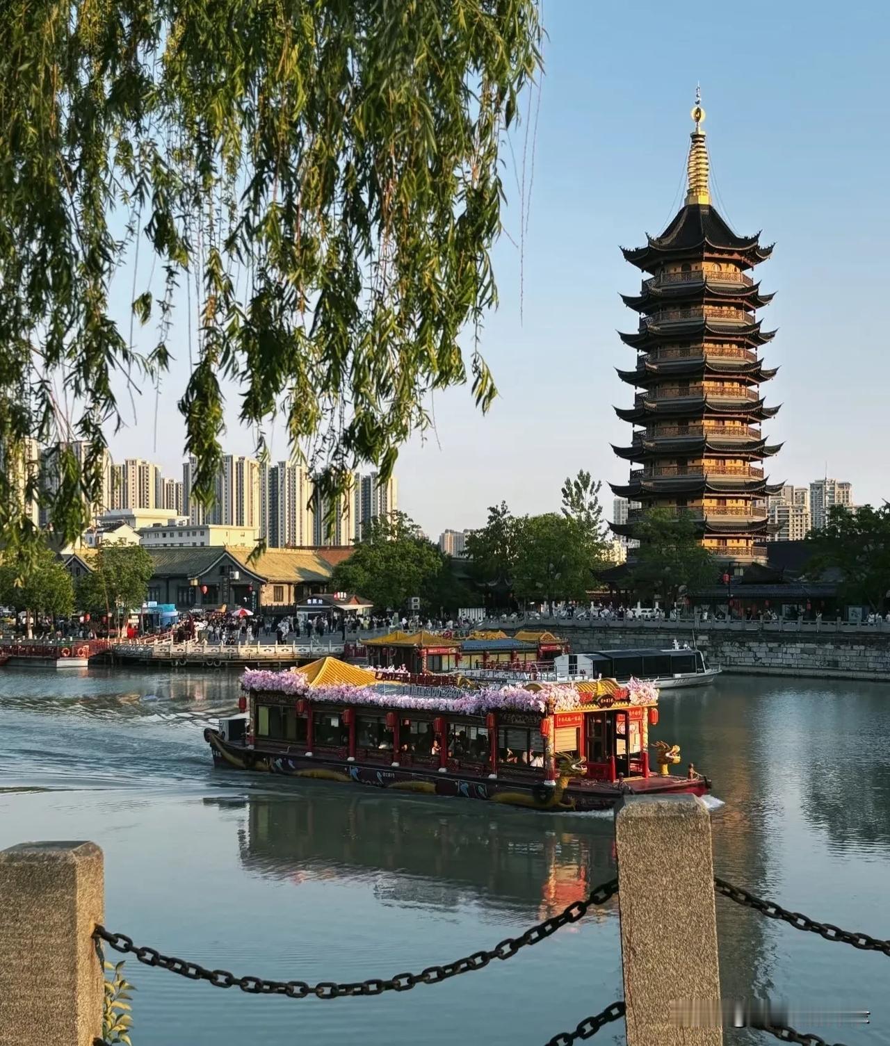 一河碧水，缓缓流淌，藏尽千年漕运的风云过往；一座古楼，静静伫立，守着一城烟火的温