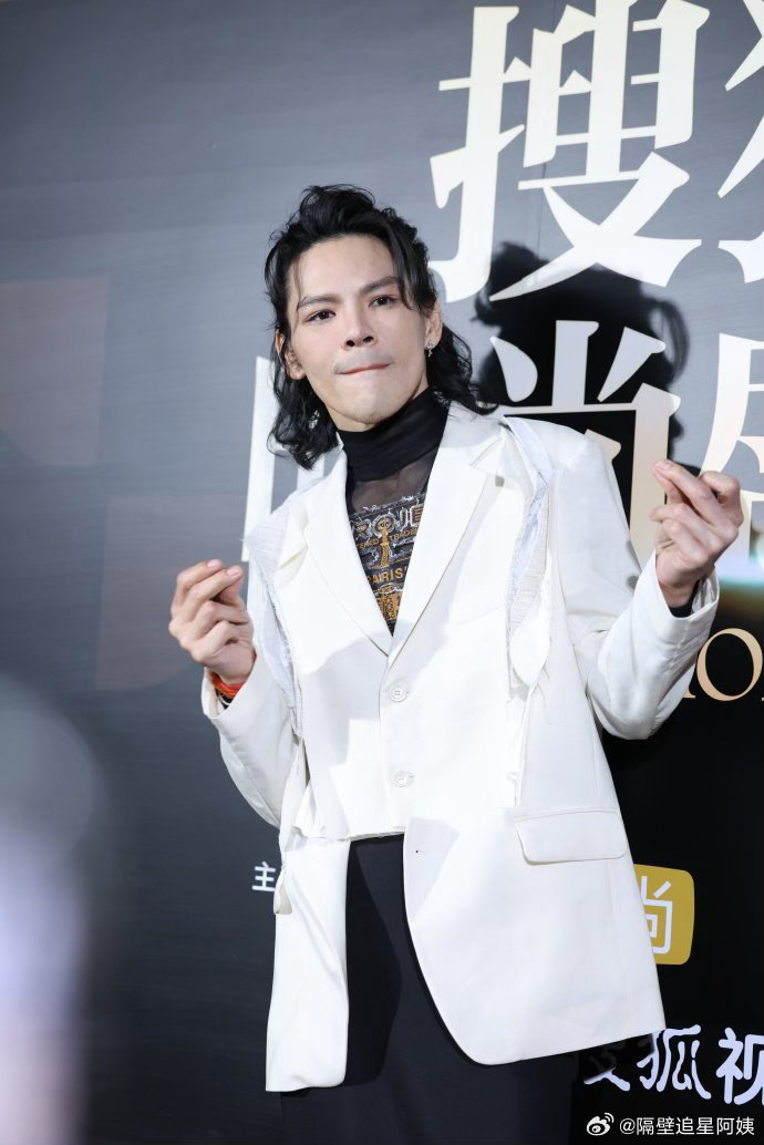 向佐涨粉向佐上桌了褪去星二代的光环，向佐靠着真实通透的发言收获大量路人关注，粉丝