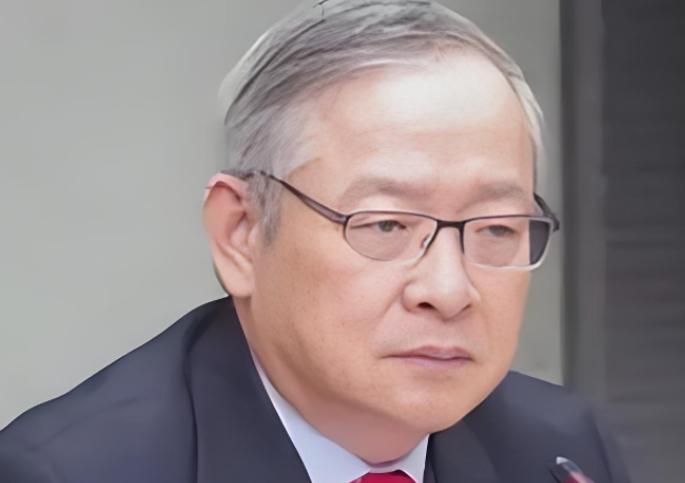 台湾知名人士林郁方曾说："我实在看不懂大陆造那么多武器装备，造那么多航母干什么，