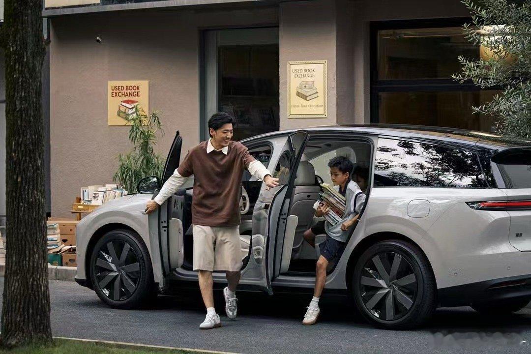 汽车[超话]  理想i8终于有新图了，能发现的重点：后排双侧小桌板；全新米白色内