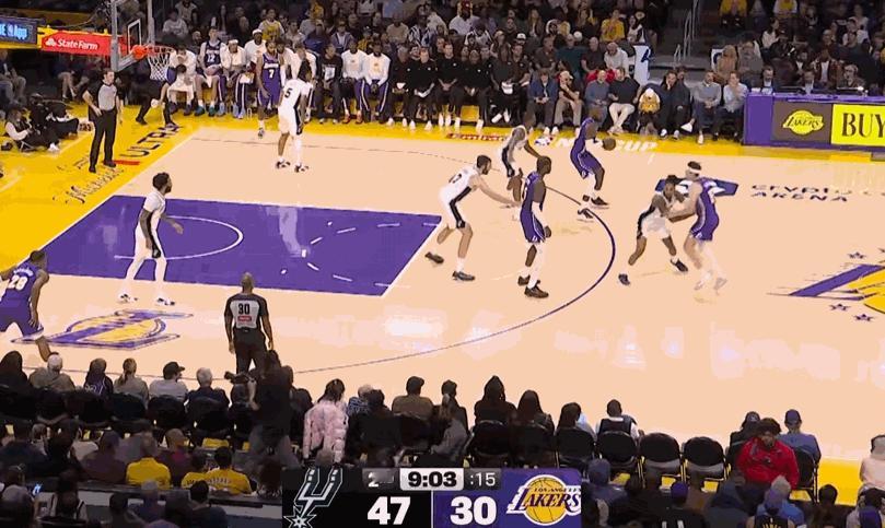 詹姆斯这场比赛大量增加了球权，湖人几分钟就输了17分湖人vs马刺