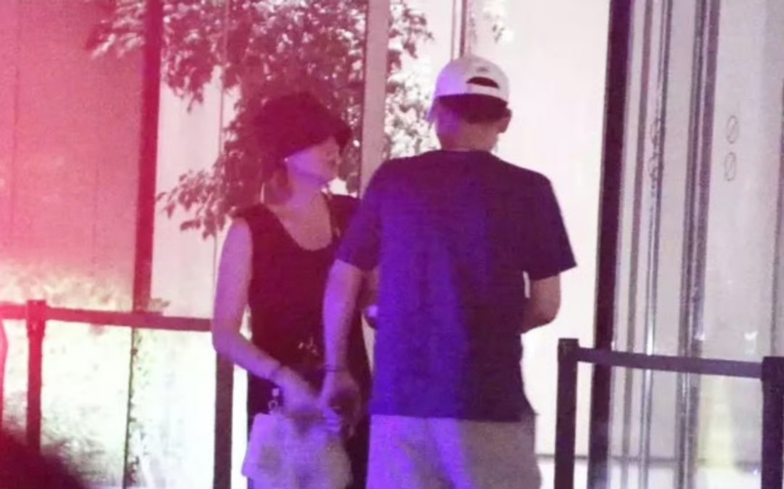 李乃文和老婆牵手外出，乃叔一看就是那种很有情调会生活的人，肯定蛮浪漫的 ​​​