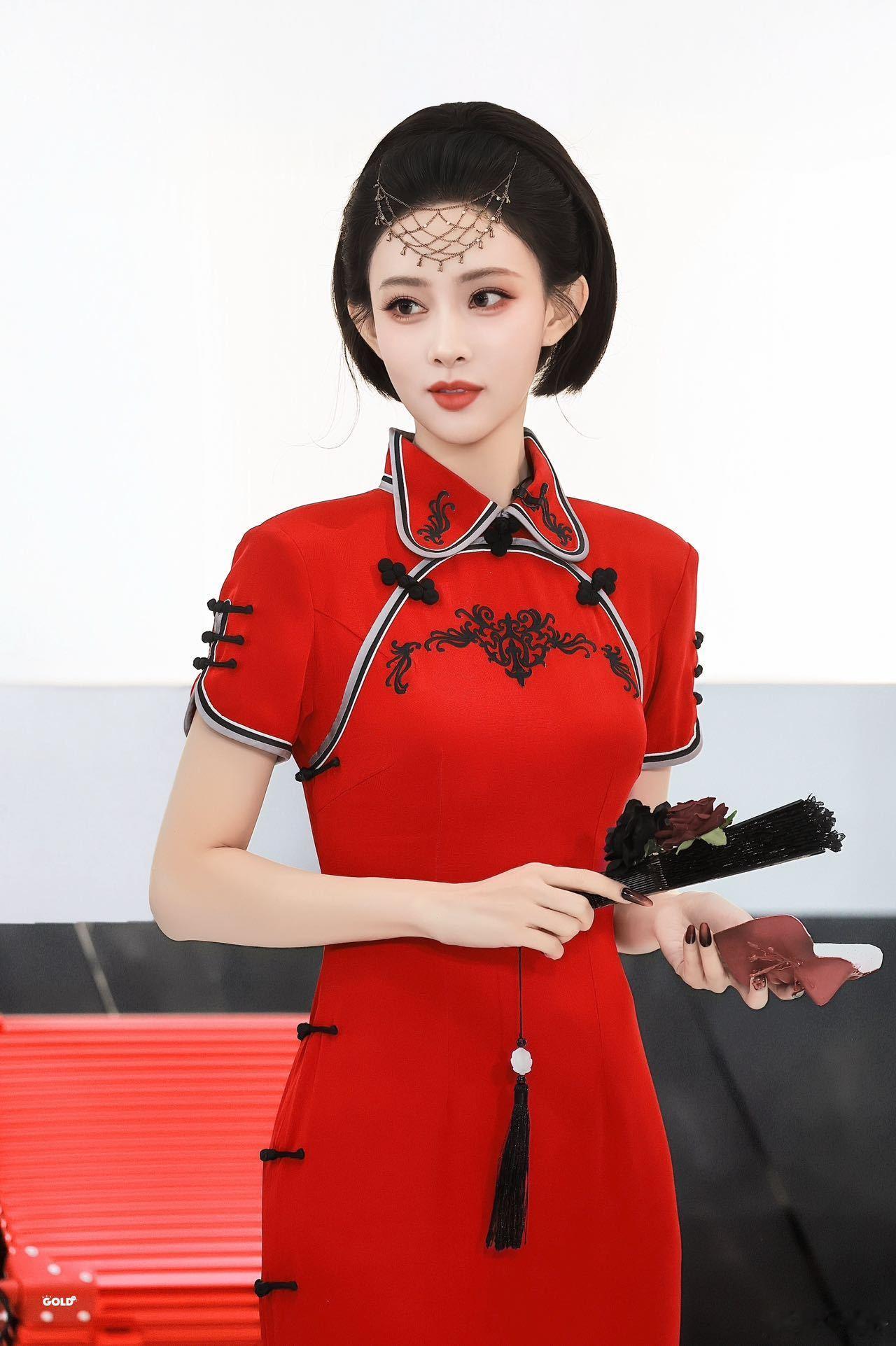 孟子义当铺主理人孟子义喜欢阿精 孟姐cos第八号当铺阿精太绝了！红衣旗袍风情万种