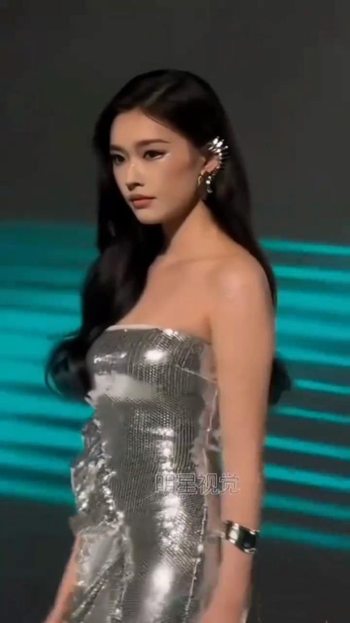 林允，性感女神气质大片[赞][赞][送自己一朵花]娱乐 性感 气质