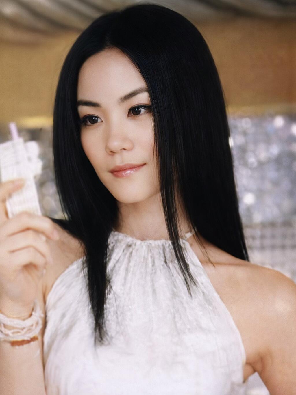 王菲的时髦领先时代三十年 