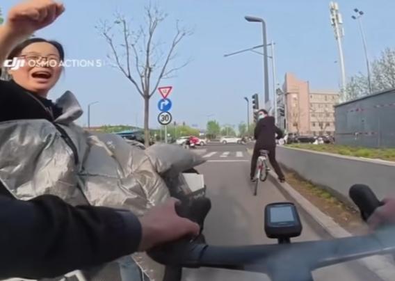 多年未见，男子在街上偶遇小学班主任，本想低调路过，假装互不相识，结果老师只扫了一