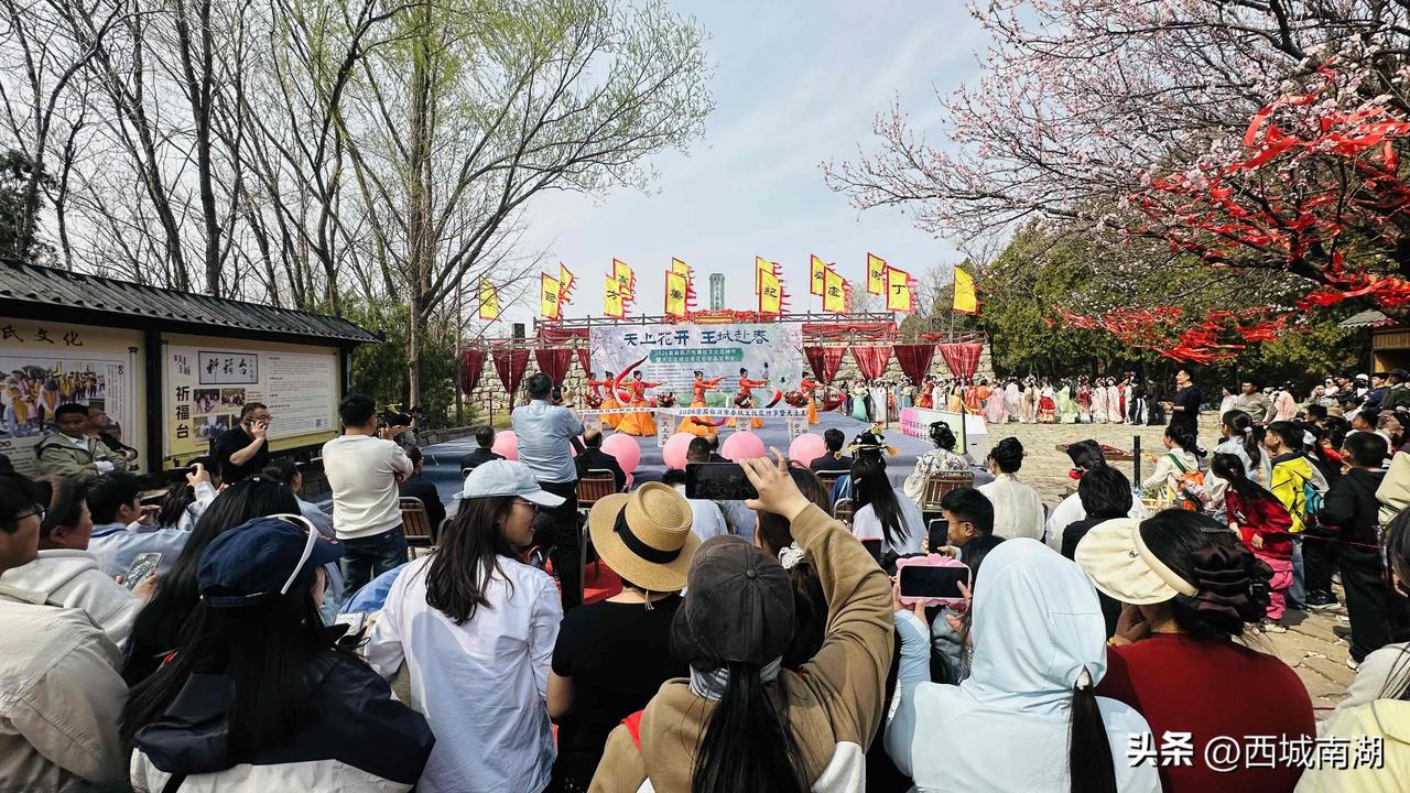 山东临沂：春日王城故事多。3月28日，山东临沂沂水天上王城景区。演员和NPC正在