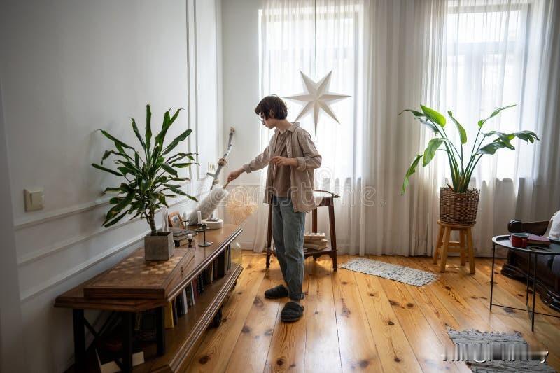 发现没有，

很多老人退休后，心甘情愿给子女当免费保姆，洗衣做饭带孩子，累出一身