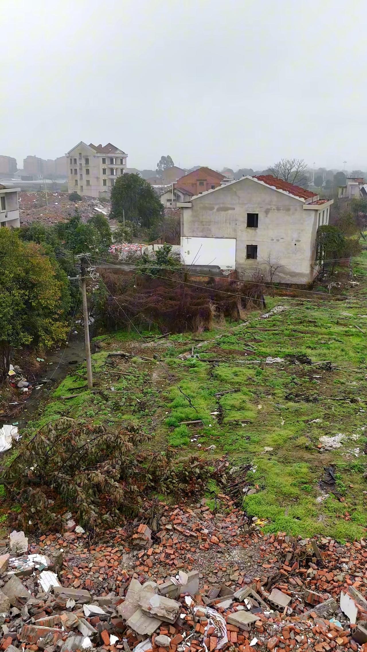 现在地块已经拿了，大家猜猜何时开工呢？
 
湖南工商职业学院酃湖新校区地块正式摘