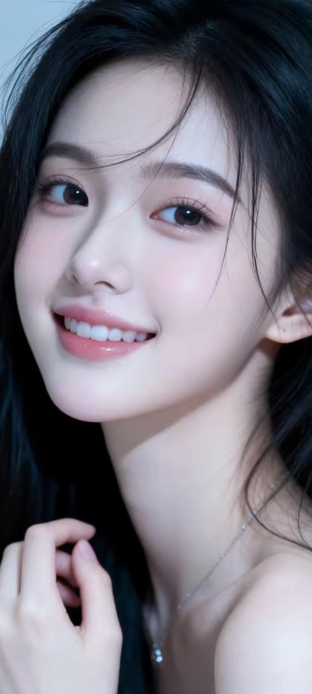 甜美笑容，温柔眼眸，黑发飘飘，清新自然